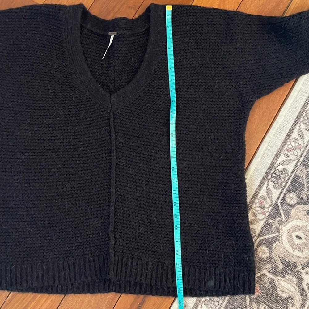 FREE PEOPLE ALPACA WOOL KNIT SWEATER Size L
Black
Like new - Picture 9 of 10